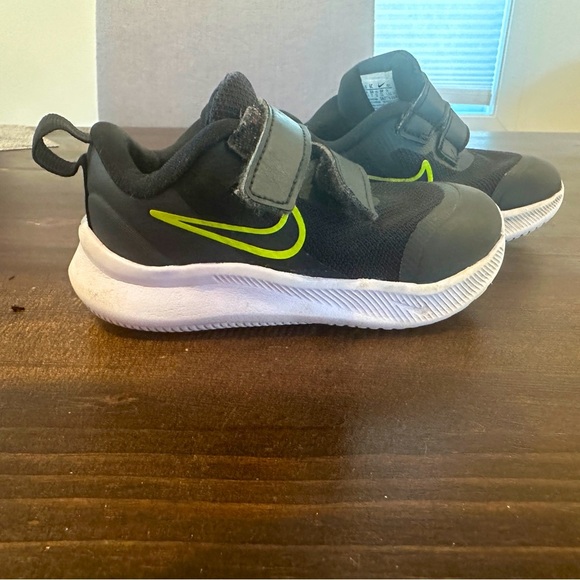 Nike Kids Grey White Green Running Shoes Size 6C - Picture 2 of 8